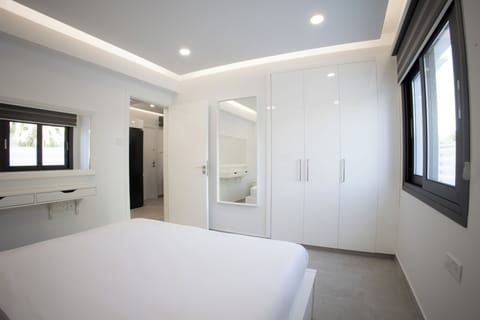 Luxury Apartment | 2 bedrooms, in-room safe, WiFi (free), bed sheets