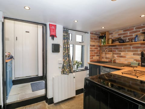 Cottage | Private kitchen | Fridge, electric kettle, toaster, cookware/dishes/utensils