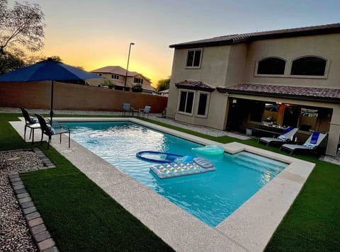 Private backyard Oasis! With Large heated pool  all year long (no fee for heating) Shaded patio with fan! Propane fire pit and corn hole! Pool basket ball hoop! 2 Sun lounge chairs. 