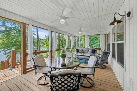 Outdoor Lounge & Dining Area