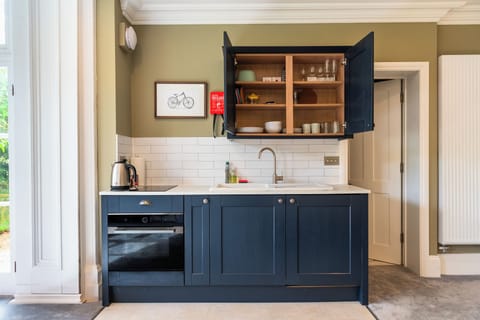 Deluxe Super King Suite Garden View | Private kitchen | Electric kettle