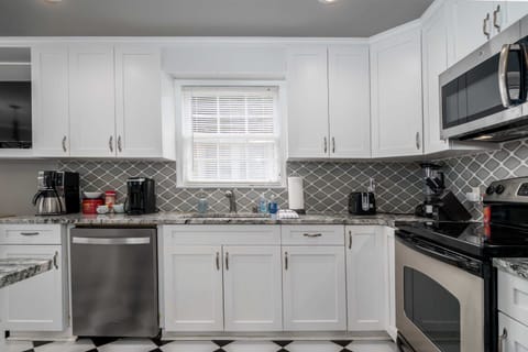 This well-equipped kitchen includes a modern dishwasher and dishwashing tablets, ready to take on the aftermath of any cooking endeavours.