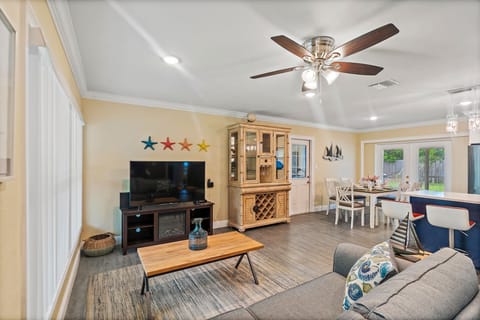 Living room & dining area