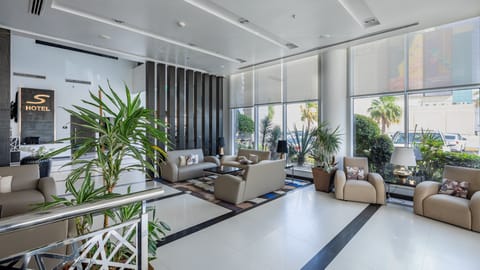 2 bars/lounges
