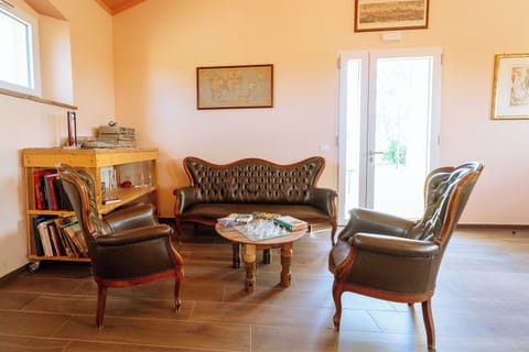 Superior Villa, Vineyard View | Living area | 30-inch flat-screen TV with satellite channels