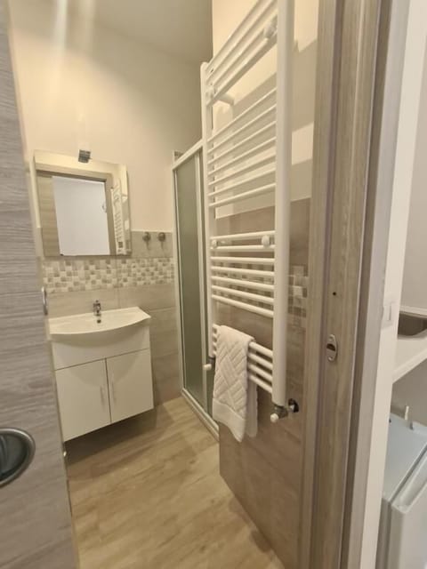 Honeymoon Room, 1 Double Bed | Bathroom | Shower, rainfall showerhead, free toiletries, hair dryer