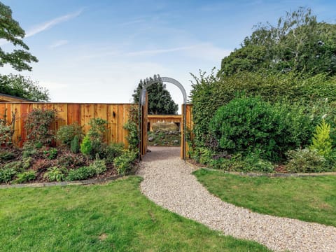 Setting | Pansi - The Secret Garden, Llagadfan, Welshpool