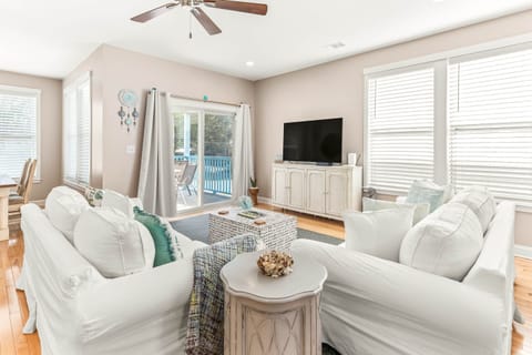 House, Multiple Beds, Patio | Living area | 40-inch TV with digital channels