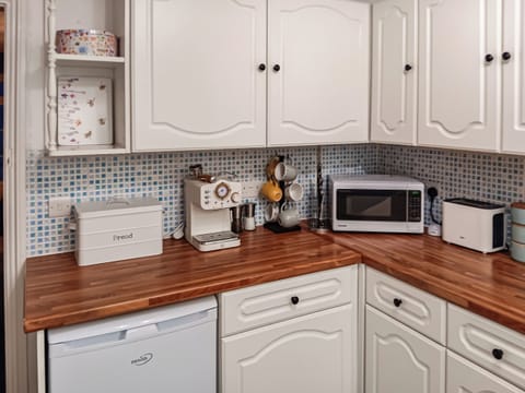 Kitchen | Bumblebee Cottage, Sheringam