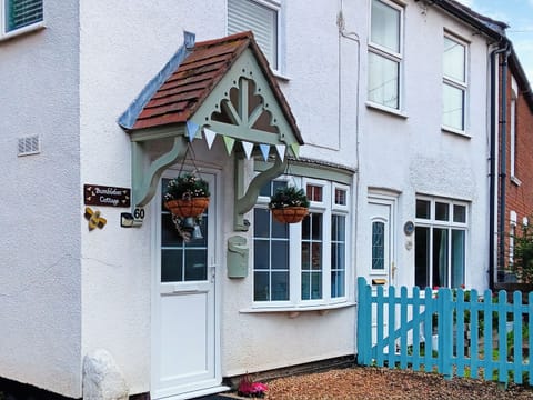Exterior | Bumblebee Cottage, Sheringam