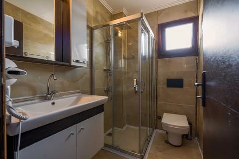 Standard Room | Bathroom | Shower, rainfall showerhead, free toiletries, hair dryer