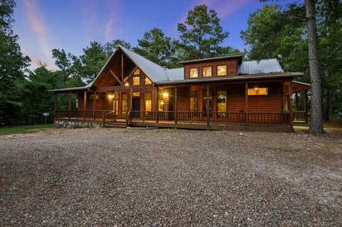 Tucker`d Out Lodge, our delightful cabin, presents contemporary features, an expansive design, and everything necessary for an unforgettable experience.