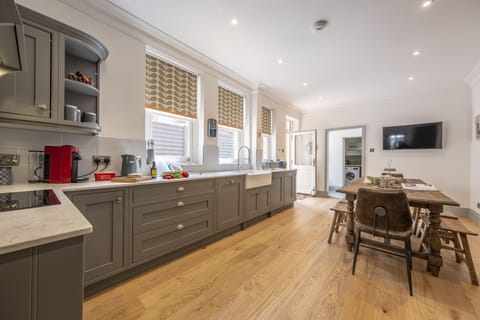 Ground floor: Kitchen and dining table