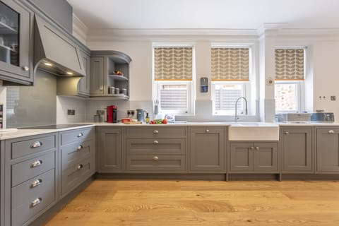 Ground floor: Integrated kitchen