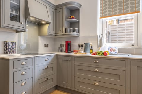 Ground floor: Integrated kitchen