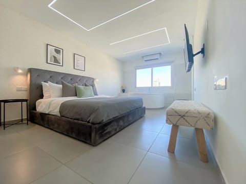 Luxury Studio | In-room safe, blackout drapes, WiFi (free), bed sheets