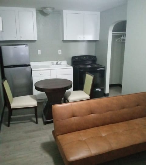 Premium Cottage | Private kitchen | Mini-fridge, microwave