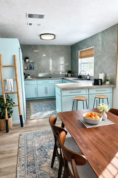 Full kitchen 