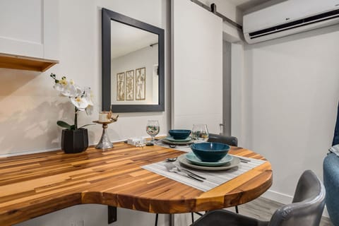 Apartment, 1 Queen Bed, Sauna (620 Mathews St. (Unit 100)) | Dining