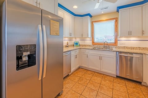 Huge Kitchen! 2 full size fridge, 2 ovens, 2 dishwashers, 2 sinks
