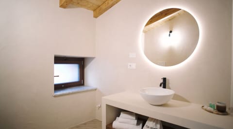 Standard Room | Bathroom | Shower, rainfall showerhead, free toiletries, hair dryer