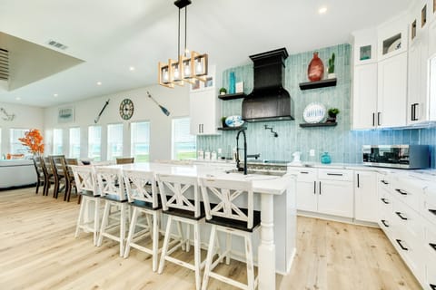 Enjoy breakfast or quick snacks at the large kitchen island with seating