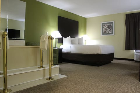 Standard Room, 1 Queen Bed, Non Smoking, Jetted Tub | In-room safe, desk, laptop workspace, iron/ironing board