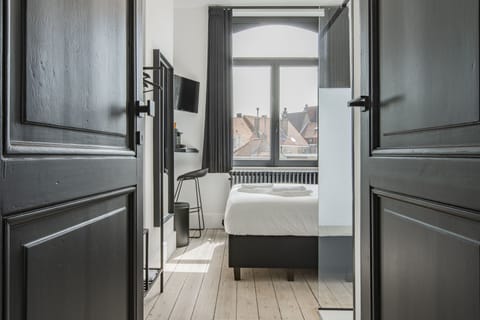 Classic Room | 1 bedroom, minibar, in-room safe, desk