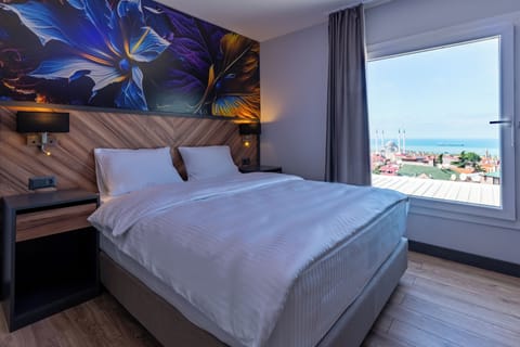 STUDIO ODA (802) | Egyptian cotton sheets, premium bedding, in-room safe, desk