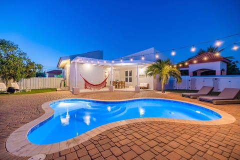 Beautiful 3BR2BA, Amazing Location w/ Private Pool (13645)