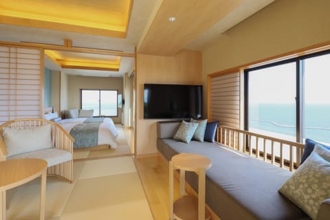 Front View Suite, Ocean View, East Wing | In-room safe, bed sheets