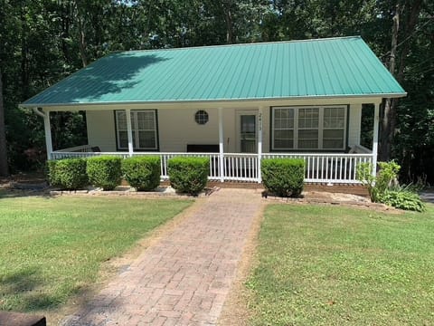 2413 Luther Street Guntersville AL