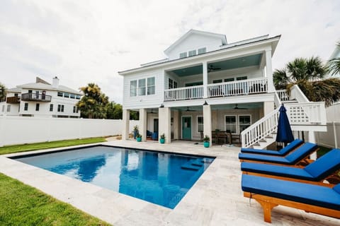 Privet Pool (heated when necessary)-4 loungers/umbrella