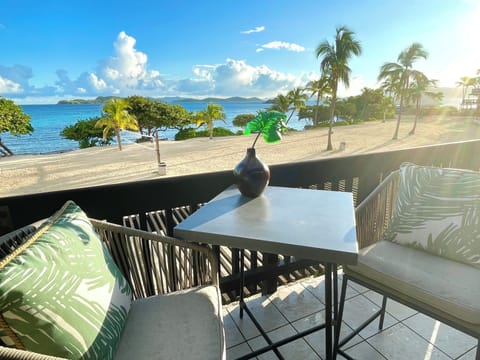 Morning sunshine on your 2nd floor Tropical Tide balcony ☀️⛵️