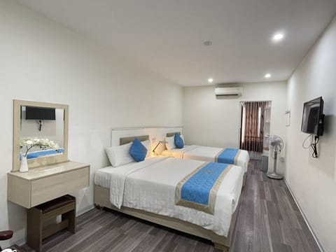 Family Quadruple Room | Desk, laptop workspace, blackout drapes, soundproofing