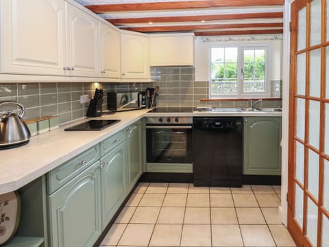 Cottage | Private kitchen | Fridge, dishwasher, cookware/dishes/utensils