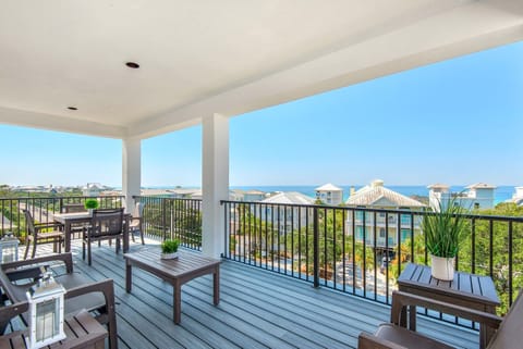 The endless ocean view from one of Horizon's seven bedrooms.