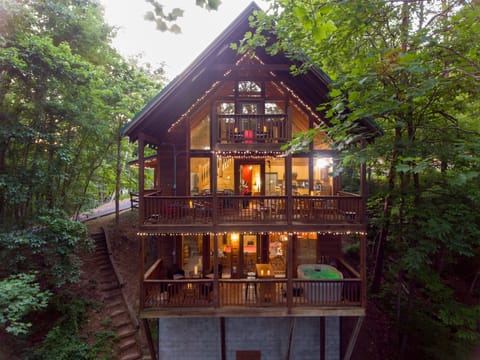 Sky Rider has three levels of fully covered decks having beautiful views of hill-side forest. 