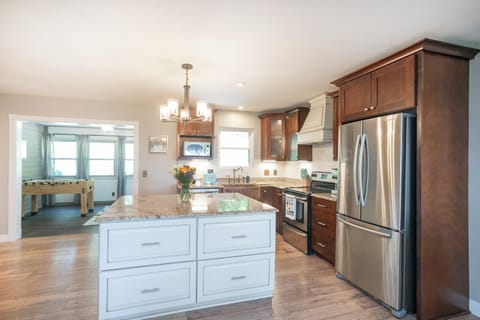 Kitchen, cookware, utensils, plates, bar, everything you need to make meals