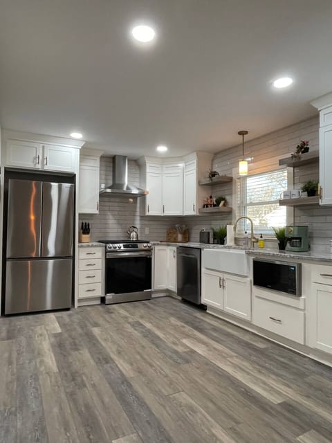 kitchen ... nicely-equipped!