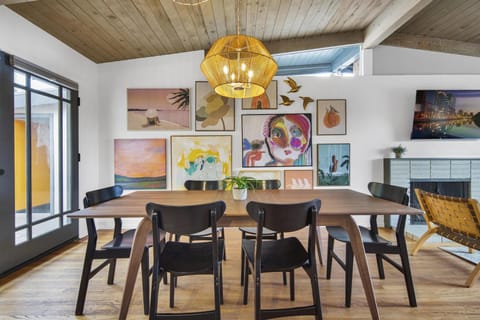 Dining room for 6

The fireplace is to not be utilized.