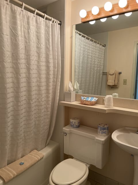 Village Queen  | Blackout drapes, soundproofing, iron/ironing board, free WiFi