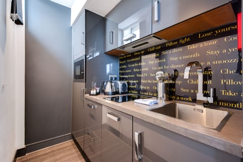 Grande Studio | Private kitchen | Fridge, microwave, stovetop, dishwasher