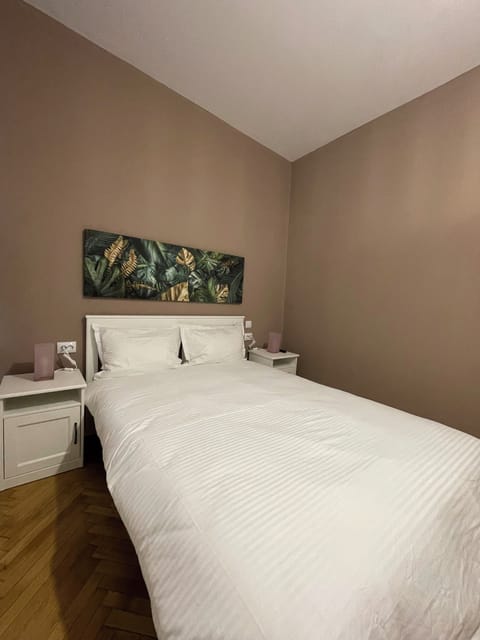 Queen size bed in the room