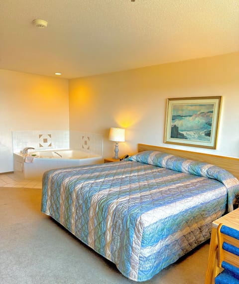 Room, 1 King Bed, Jetted Tub | Desk, blackout drapes, bed sheets