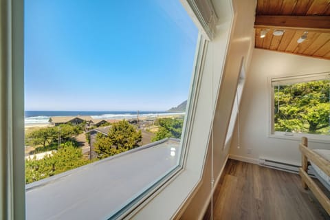 3rd floor bedroom with King bed that can be made in to 2 twins.