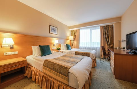 1 bedroom, hypo-allergenic bedding, minibar, in-room safe