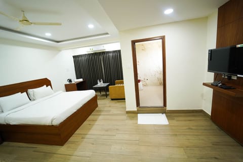 Premium bedding, desk, iron/ironing board, free WiFi