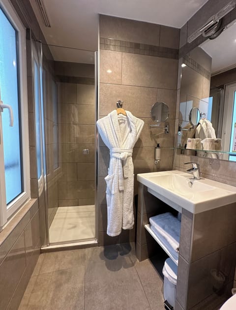 Superior Double Room | Bathroom | Free toiletries, hair dryer, towels