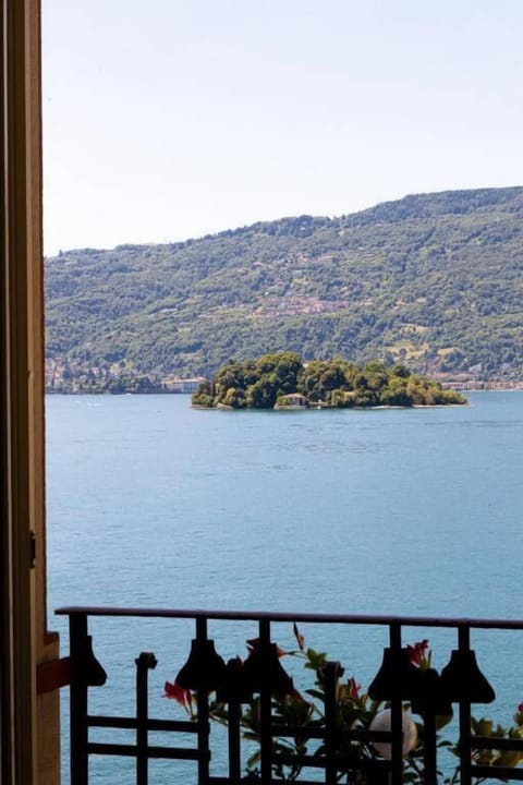 Junior Suite Vista Lago con Balcone | Minibar, in-room safe, desk, cribs/infant beds